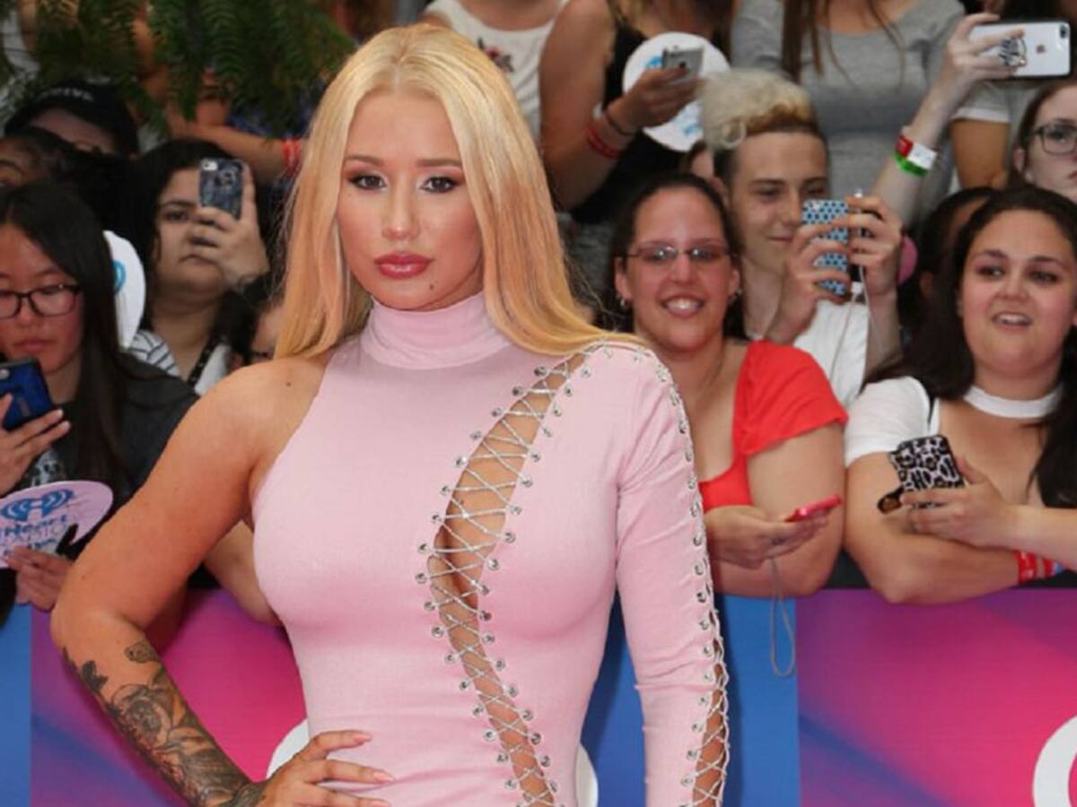 Iggy Azalea es criticada por continuar concierto con una bailarina enferma