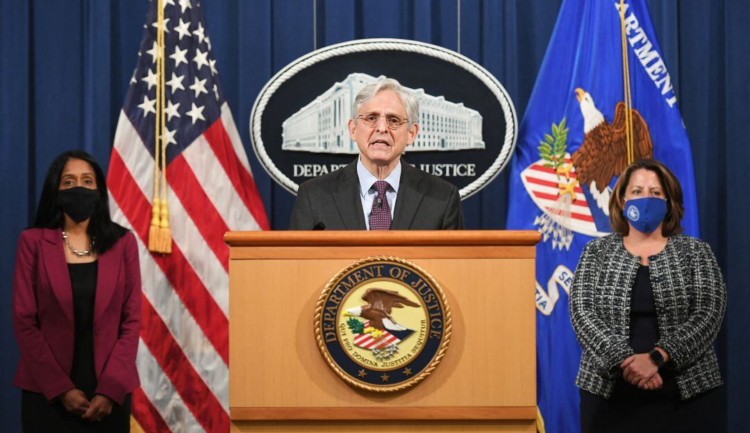 Merrick Garland, fiscal general de Estados Unidos acompañado de Vanita Gupta, fiscal General Adjunta (izquierda) y Lisa Monaco, vicefiscal general (derecha).