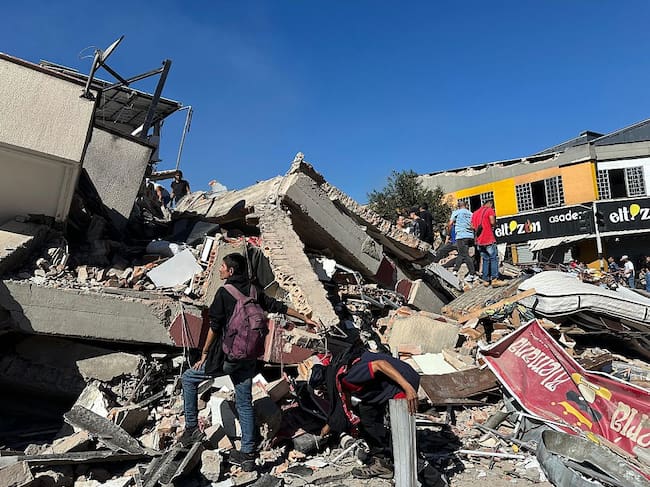 Escombros en Pereira tras el terremoto de 7.4 que se registró en Colombia. Foto: Alexis Munera / Anadolu via Getty Images