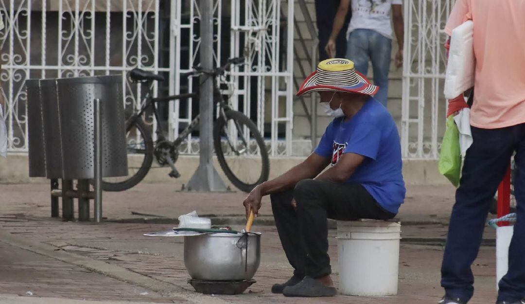 El 89,88% de los vendedores informales de Cartagena manifestó que había visto disminuir sus niveles de ingresos por la inserción de migrantes