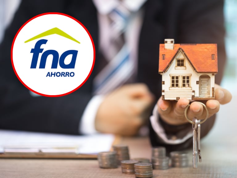 Persona con una figura de madera en forma de casa sobre la mano, unas llaves y debajo monedas apiladas. Logo del Fondo Nacional del Ahorro. (Foto: Getty Images)