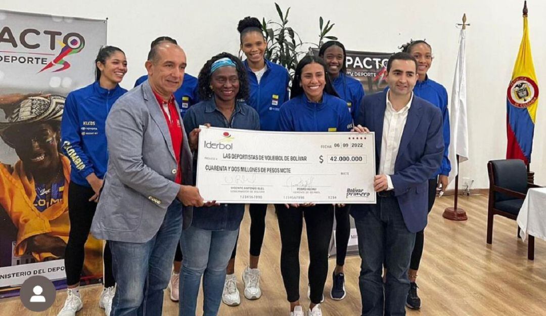 La entrega de 42 millones de pesos fue hecha por el Gobernador de Bolívar, la ministra del Deporte y el gerente de Iderbol