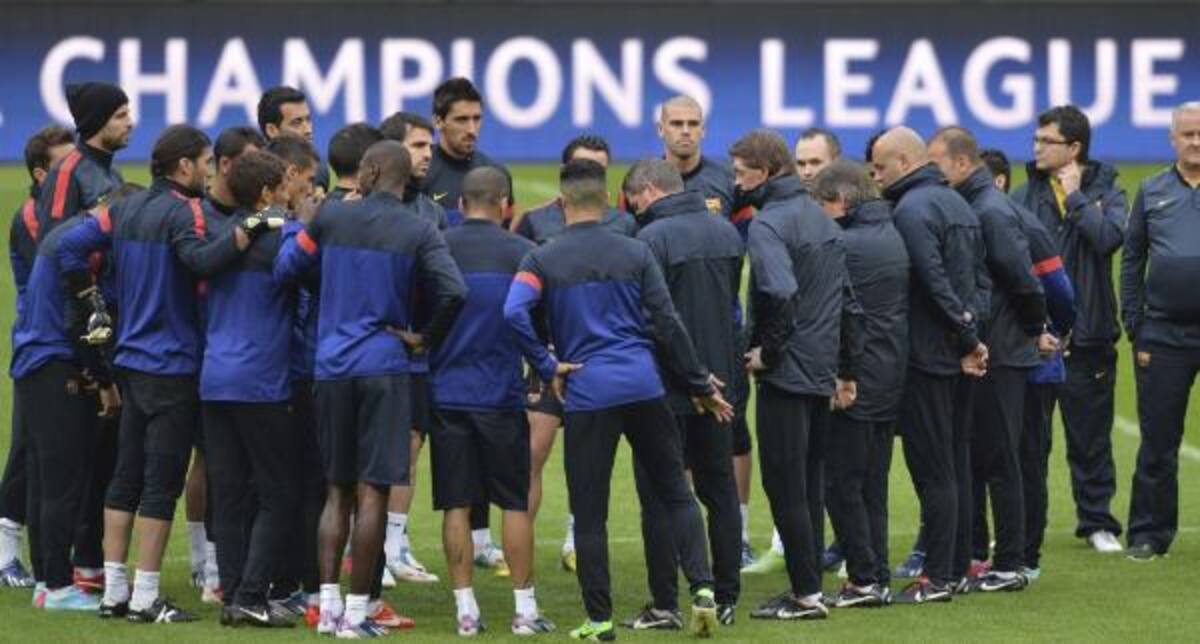 El grupo completo reunido escucha al técnico Vilanova.