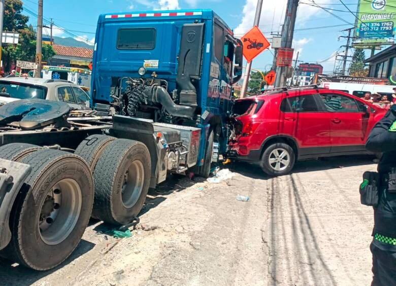 Accidente en la Avenida Guayabal. Foto: extraída de REPORTE VIAL MEDELLÍN ANTIOQUIA.