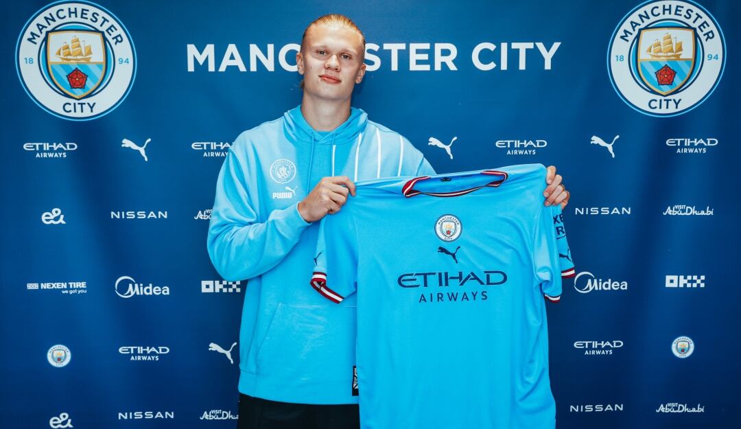Erling Haaland posa con la camiseta del Manchester City.
