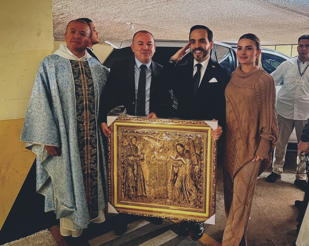 El presidente electo, Abelardo De La Espriella, recibió de manos del alcalde de Chiquinquirá, Jefferson Leonardo Caro, un cuadro de la Virgen del Rosario / Foto: Suministrada.