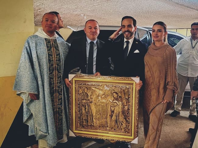 El presidente electo, Abelardo De La Espriella, recibió de manos del alcalde de Chiquinquirá, Jefferson Leonardo Caro, un cuadro de la Virgen del Rosario / Foto: Suministrada.