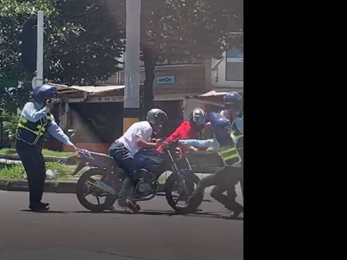 En vídeo: la agresión de dos hombres a tres agentes de tránsito en Medellín