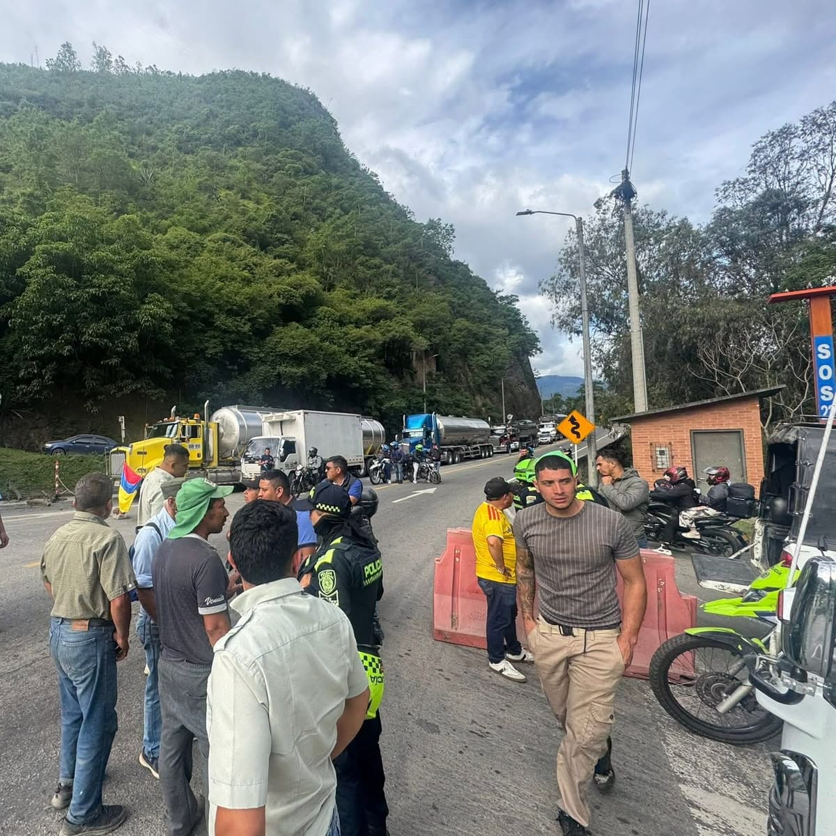 ¡Atención, viajeros! Está cerrada la vía al Llano por protestas en Cáqueza