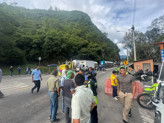 ¡Atención, viajeros! Está cerrada la vía al Llano por protestas en Cáqueza