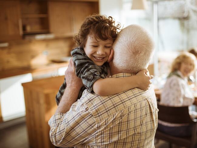En Suiza permiten que los niños vuelvan a abrazar a sus abuelos