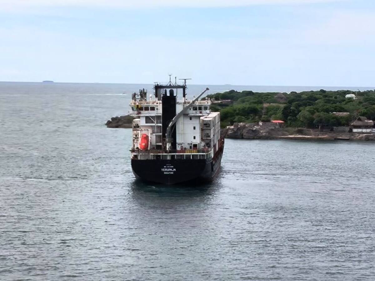 Buque encallado en la bahía de Cartagena fue llevado a zona de fondeo