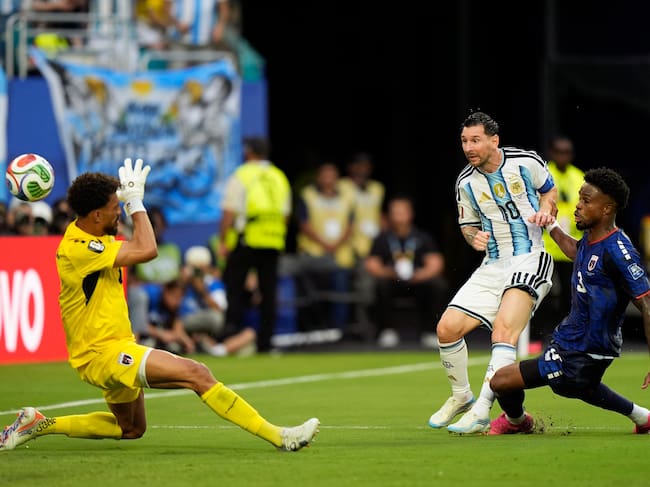 MIAMI GARDENS, UNITED STATES - JULY 3: Lionel Messi of Argentina scores the team's first goal, Vozinha of Cape Verde, Diney of Cape Verde during the Round Of 32 - FIFA World Cup 2026 match between Argentina and Cabo Verde at Miami Stadium on July 3, 2026 in Miami Gardens, Florida. (Photo by Pablo Morano/BSR Agency/Getty Images)