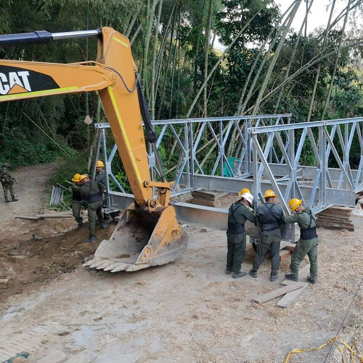 Ingenieros militares avanzan en la instalación de puente militar en zona rural de Calarcá, Quindío
