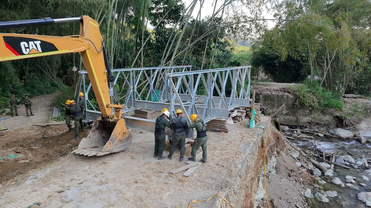 Ingenieros militares avanzan en la instalación de puente militar en zona rural de Calarcá, Quindío
