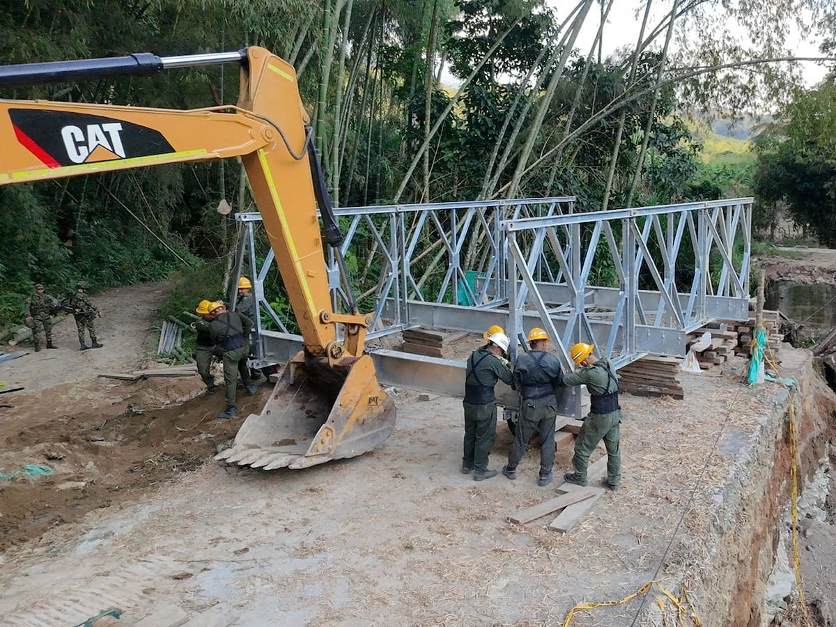 Ingenieros militares avanzan en la instalación de puente militar en zona rural de Calarcá, Quindío