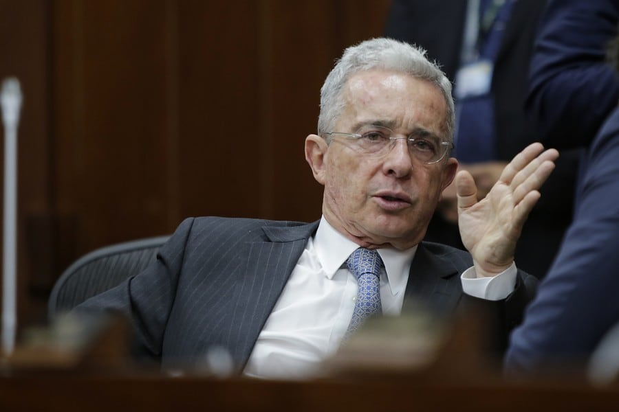 El expresidente y exsenador Álvaro Uribe Vélez interviene en medio de la audiencia de preclusión de investigación en su contra
