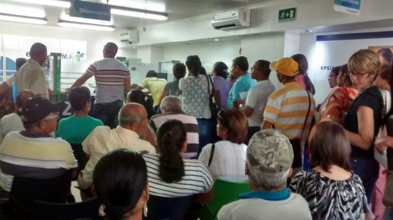 Usuarios de la EPS Cafesalud en la farmancia de EPSIfarma esperando la entrega de medicamentos./ Archivo.