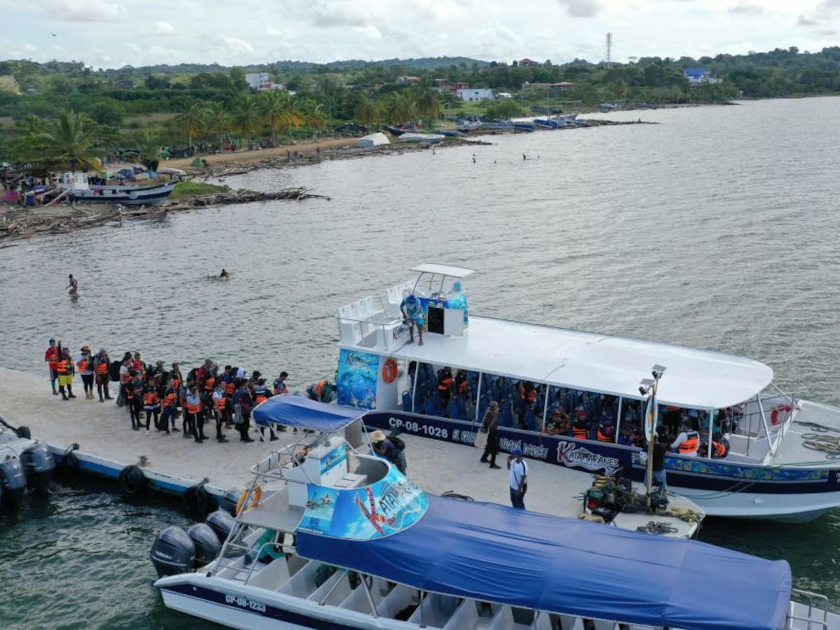 Por alto oleaje, se represan migrantes en Necoclí