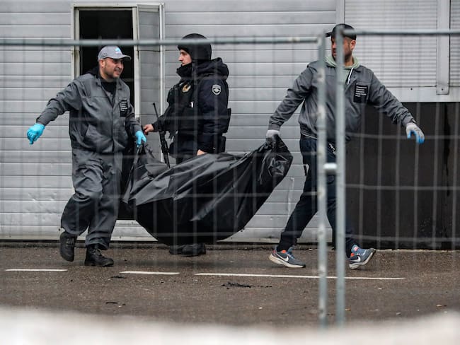Personal médico transporta el cuerpo de las víctimas del atentado terrorista en el Crocus City Hall, a las afueras de Moscú (Rusia).
Foto:     EFE/EPA/MAXIM SHIPENKOV