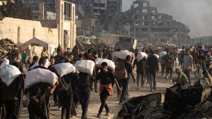 Ordenan a soldados israelíes disparar contra gazatíes que reciben ayuda humanitaria, dice Haaretz