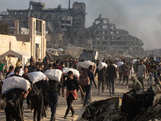 Ordenan a soldados israelíes disparar contra gazatíes que reciben ayuda humanitaria, dice Haaretz