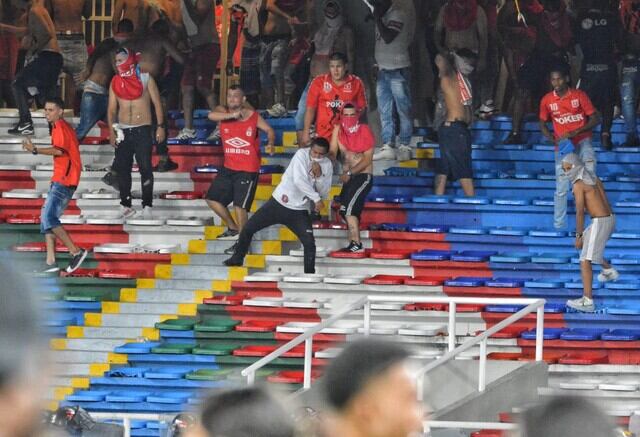 Hinchas del América se enfrentan con las autoridades en pleno Pascual Guerrero / Colprensa.