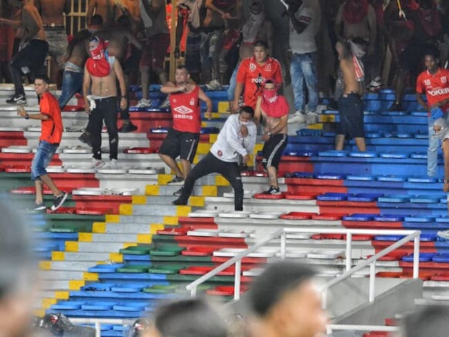 Hinchas del América se enfrentan con las autoridades en pleno Pascual Guerrero / Colprensa.