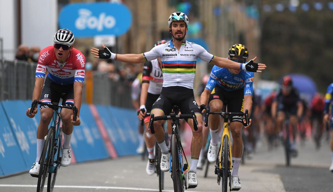 Julian Alaphilippe festeja su primera victoria en el presente año durante la segunda etapa de la Tirreno-Adriático.