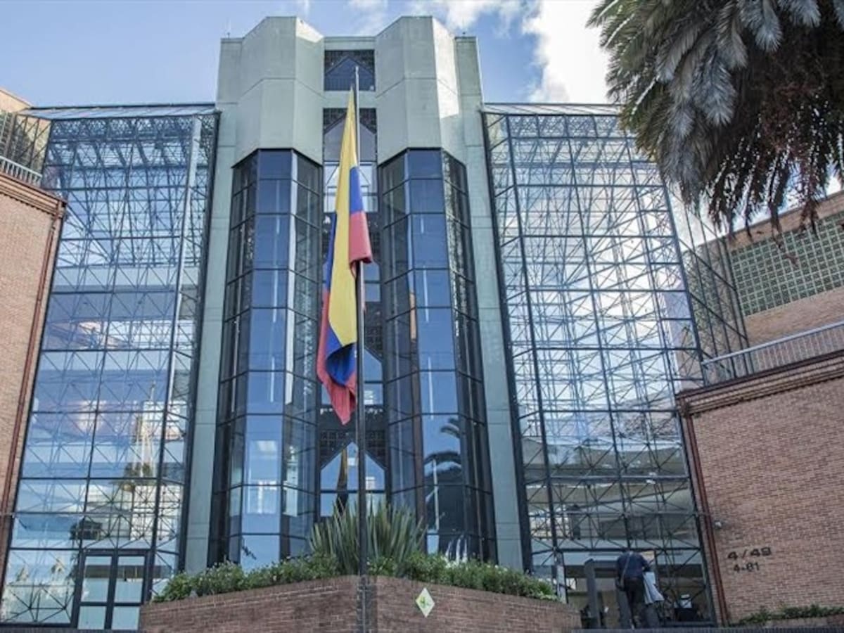 Un día antes de posesión de La Espriella, Superfinanciera ordenó pagar $4.203 millones para cargos