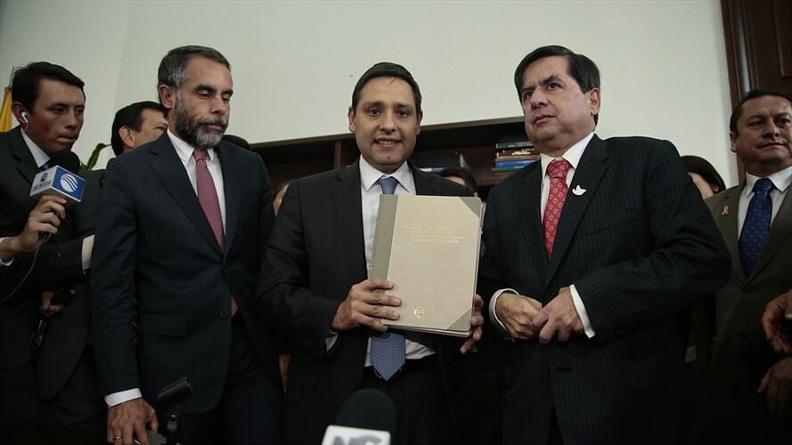 ogotá, 24 de noviembre de 2016. En secretaría de cámara y Senado, el minsitro del interior, Juan Fernando Cristo, radicó el nuevo acuerdo de la paz con las FARC. . Foto: Colprensa