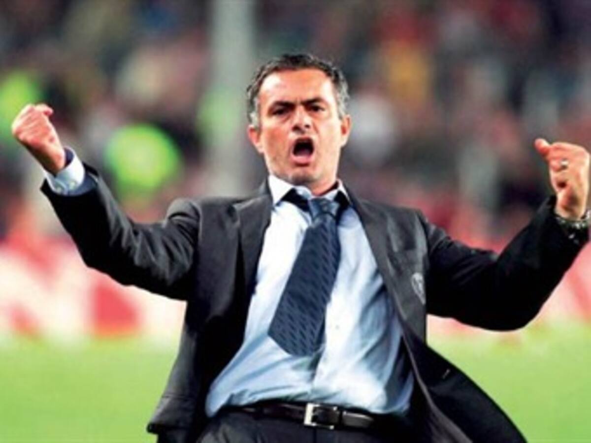 Mourinho recibió el 'Banquillo de oro' por ser el mejor entrenador de la temporada 2009-2010