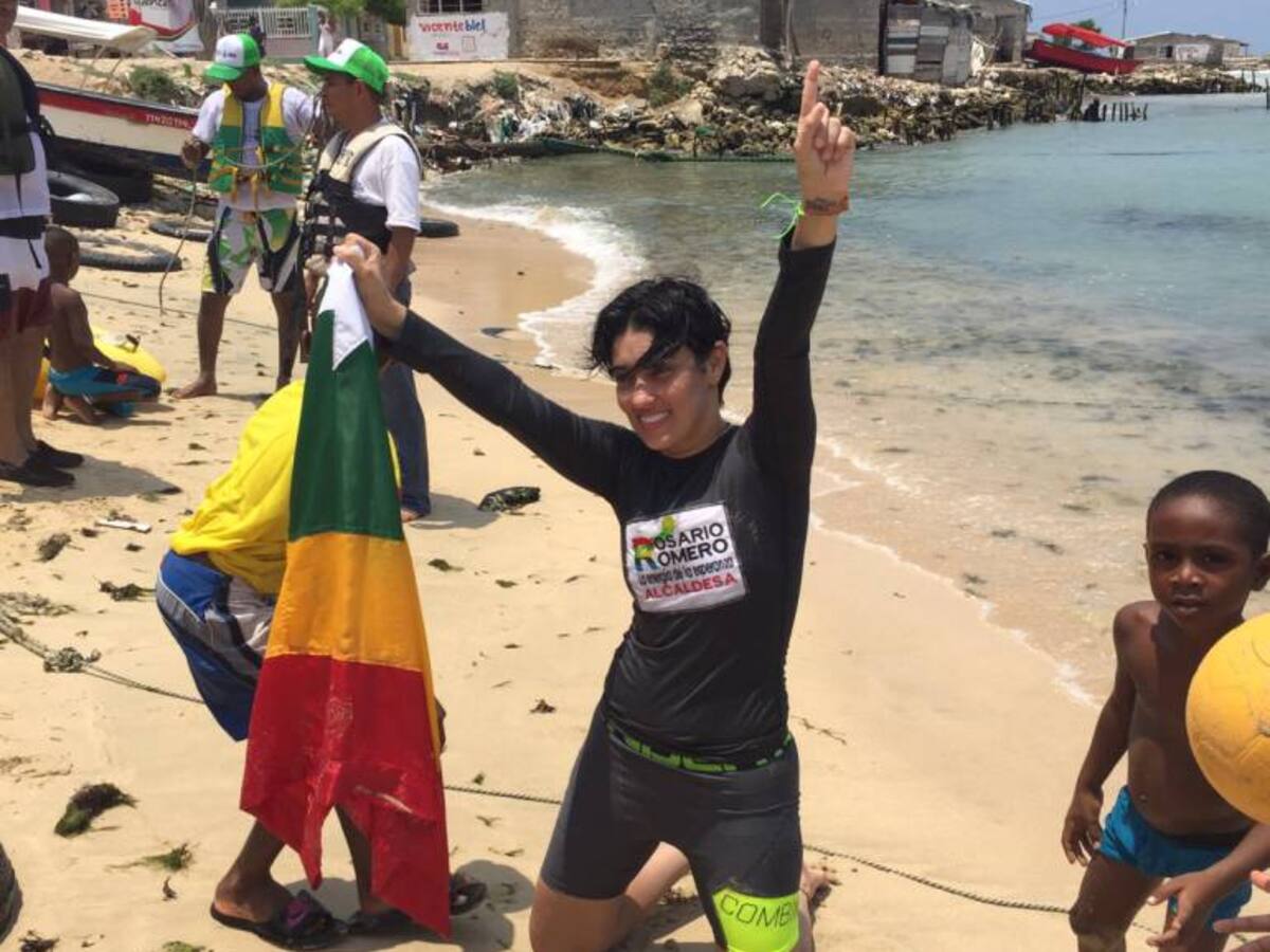 Candidata a la alcaldía de Cartagena atravesó nadando la bahía