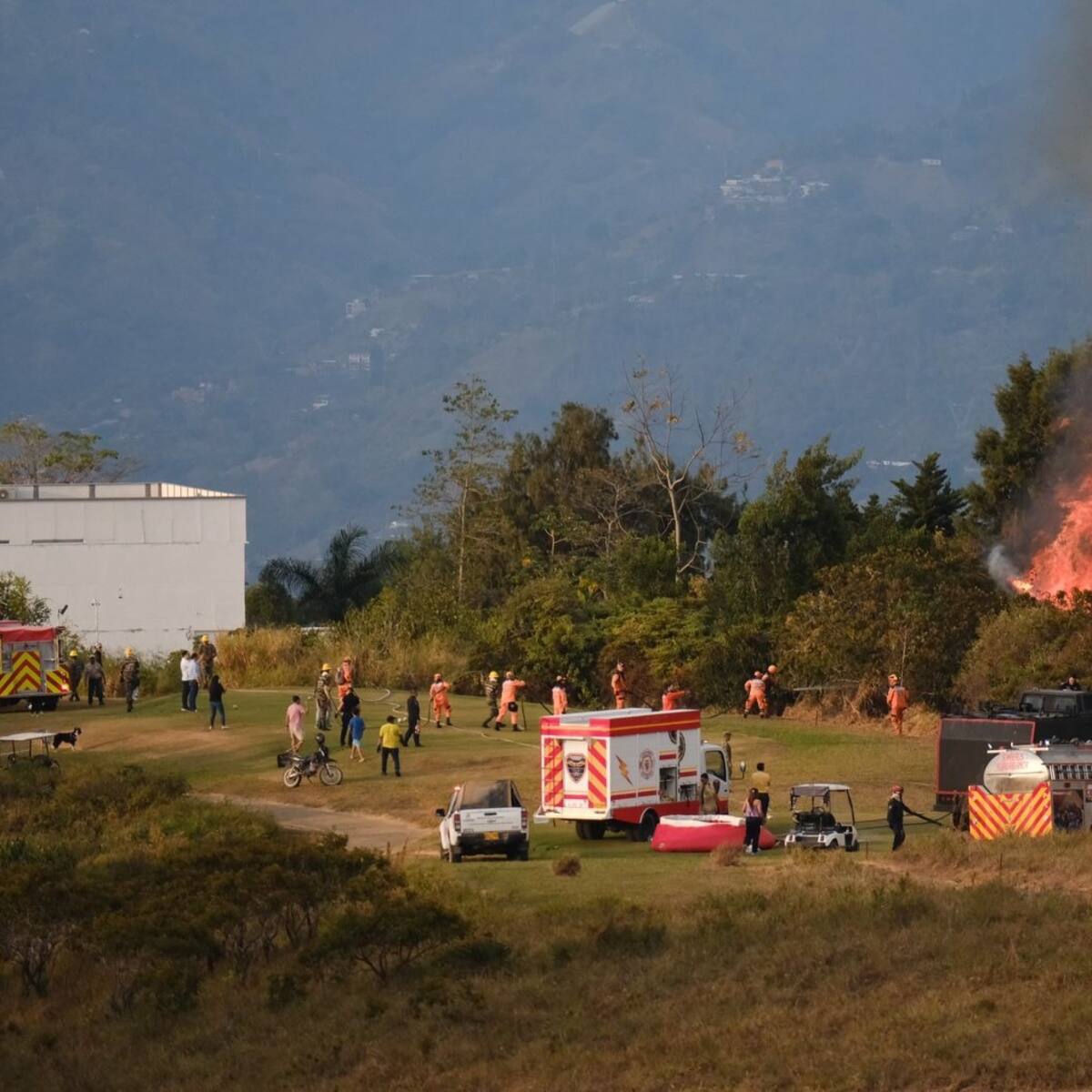 Después de 13 horas controlan incendio en Ruitoque