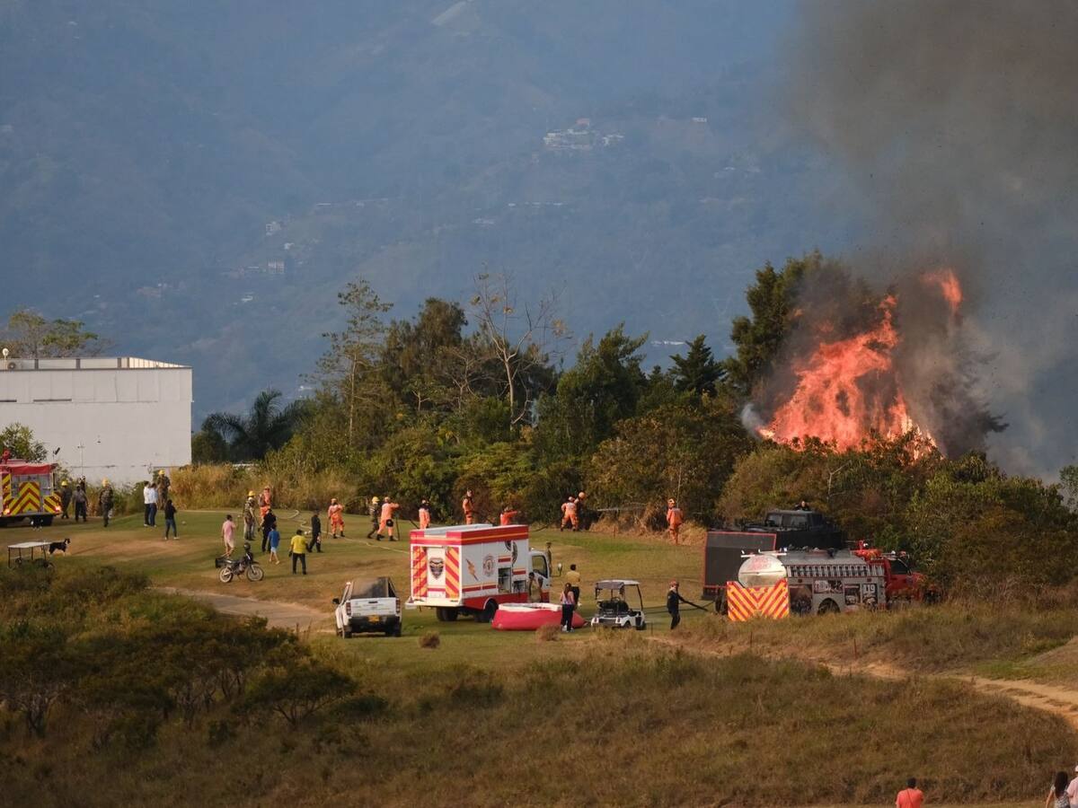 Después de 13 horas controlan incendio en Ruitoque