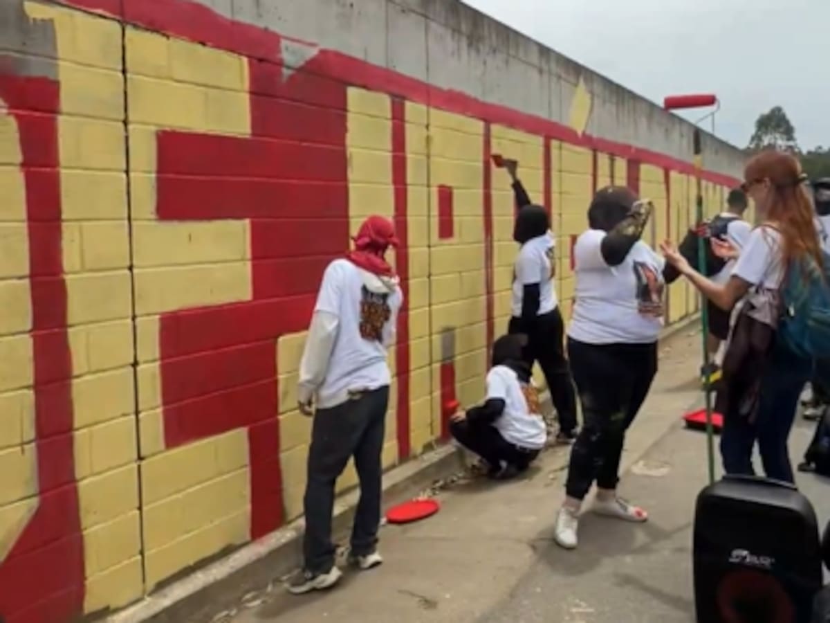 Gobernador y demás agentes políticos cuestionan mural sobre falsos positivos cerca de casa de Uribe