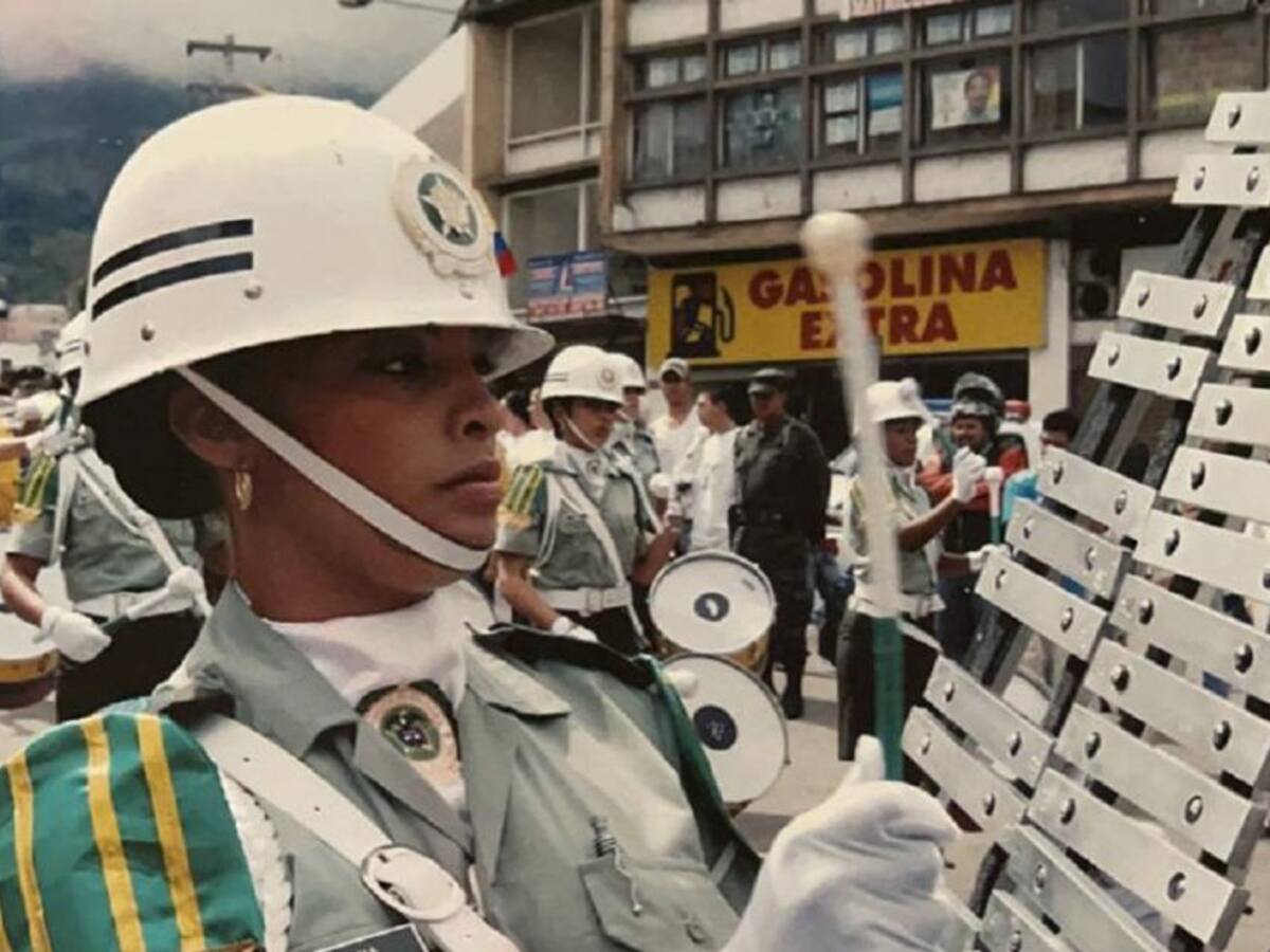 Patrullera que fue destituida por tener dos hijos pide reintegro