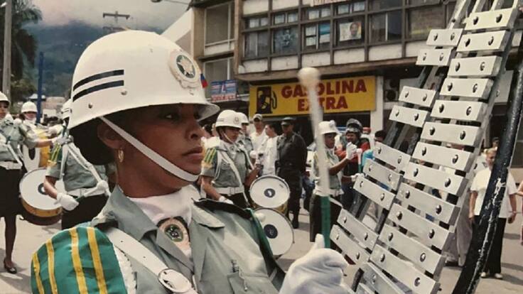 Patrullera que fue destituida por tener dos hijos pide reintegro