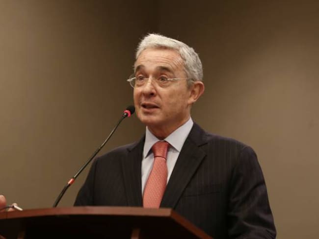 Violencia contra periodistas no se puede quedar en la impunidad: Uribe
