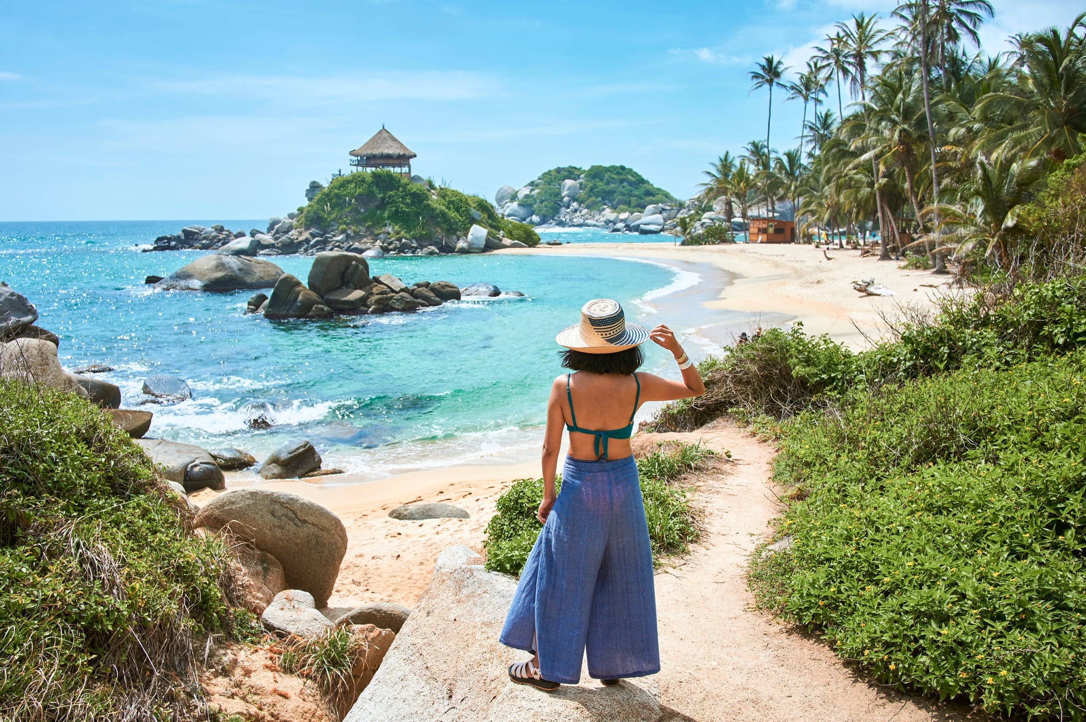 Mujer joven visitando el Parque Tayrona, en Santa Marta, Colombia, en la mejor temporada (Getty Images)