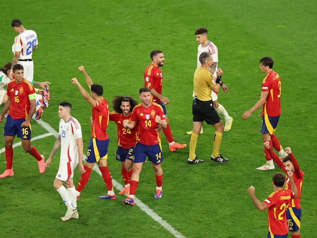 Gelsenkirchen (Germany), 20/06/2024.- Players of Spain celebrate winning the UEFA EURO 2024 group B soccer match between Spain and Italy, in Gelsenkirchen, Germany, 20 June 2024. (Alemania, Italia, España) EFE/EPA/GEORGI LICOVSKI