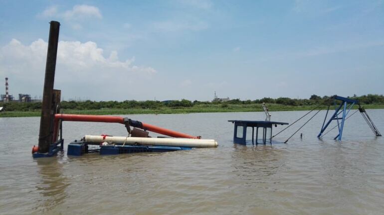 Draga Puerta de Oro hundida en el río Magdalena