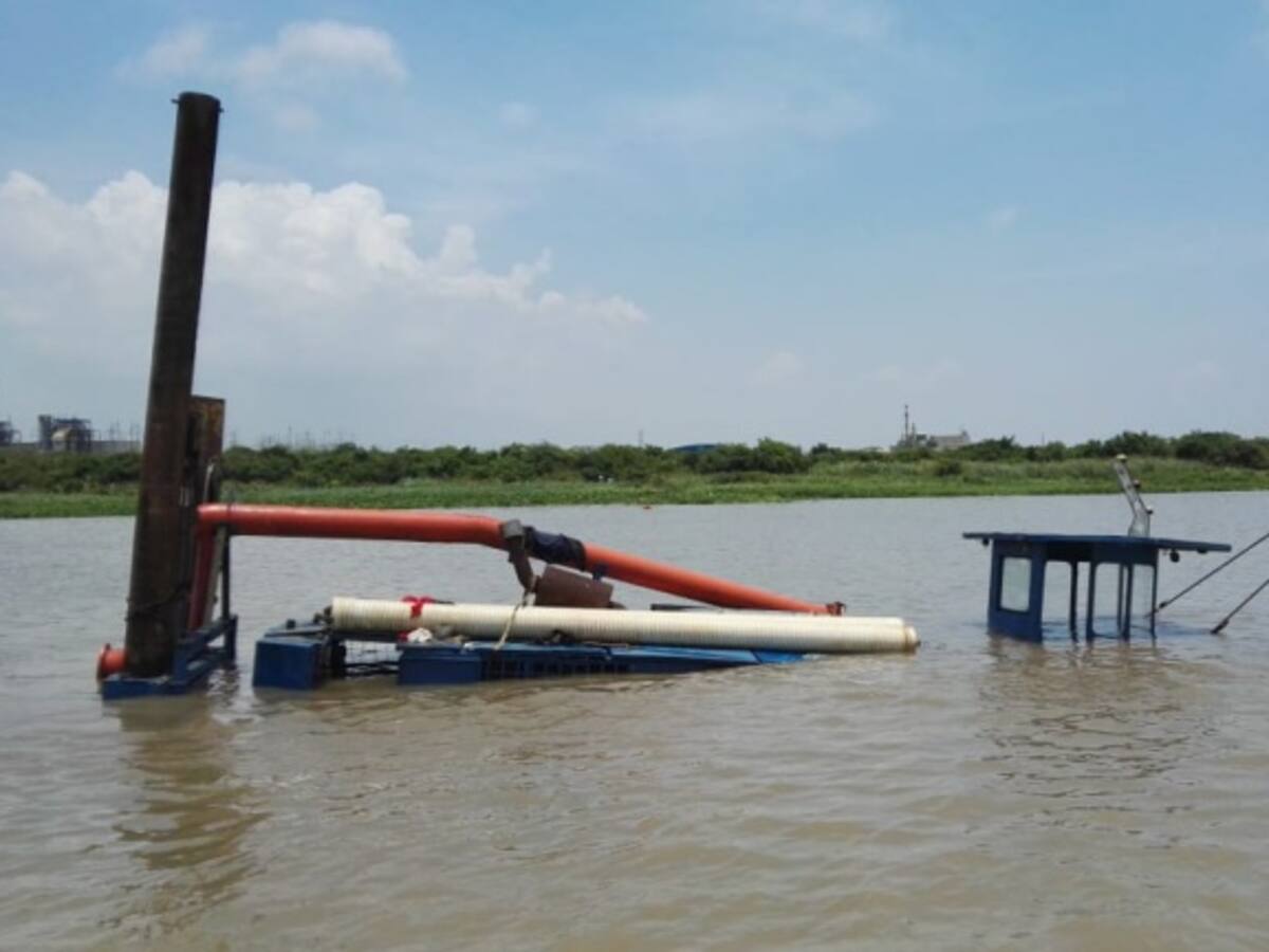 Empresa que contrató draga que se hundió en el río no tenía permiso: CRA
