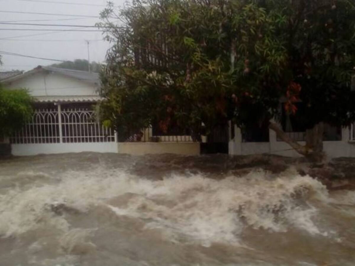 Vehículo escolar es arrastrado por arroyo El Salao en Soledad