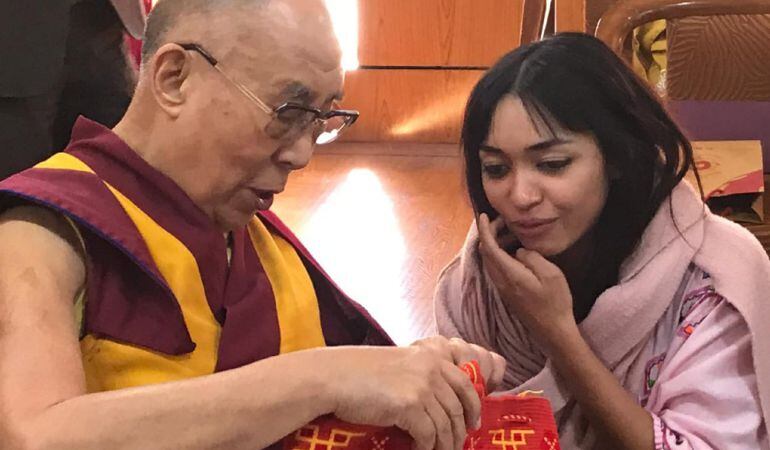 Tania regala al Dalai Lama una mochila de su región.