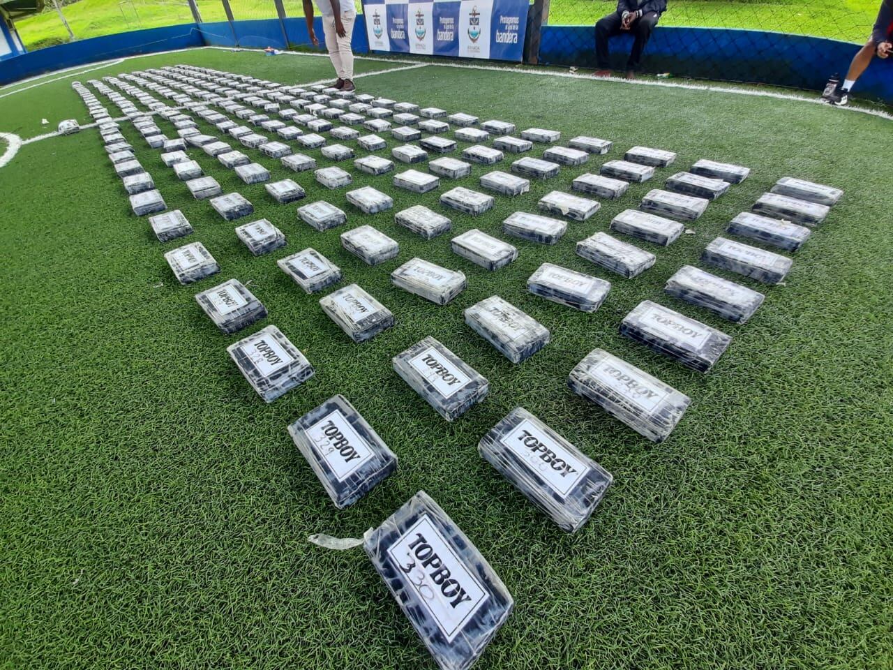 En medio del mar los sujetos intentaron hundir la embarcación para evitar ser descubiertos con las sustancias ilícitas.