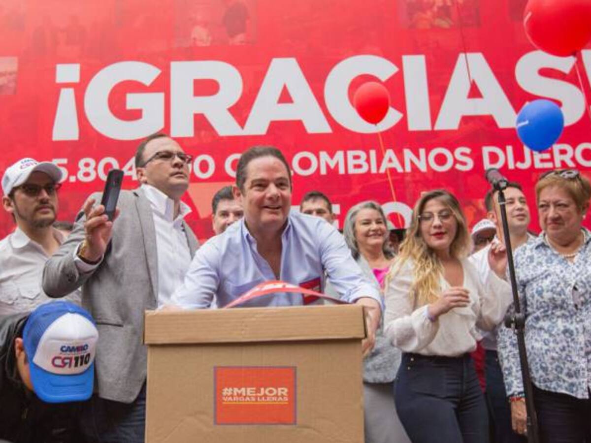 Vargas Lleras entregó 5’804.500 firmas a la Registraduría