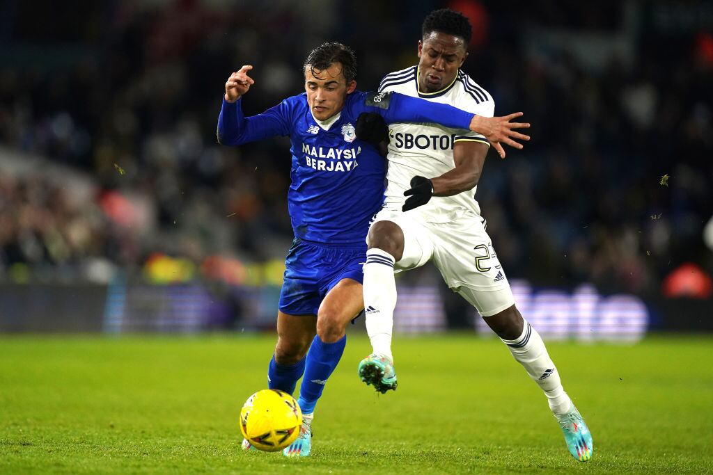 Luis Sinisterra y Tom Sang del Cardiff City durante el partido de la FA Cup (Photo by Mike Egerton/PA Images via Getty Images)