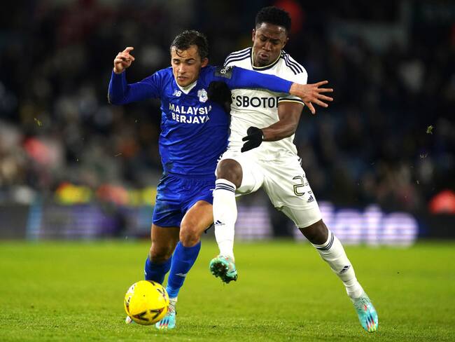 Luis Sinisterra y Tom Sang del Cardiff City durante el partido de la FA Cup (Photo by Mike Egerton/PA Images via Getty Images)