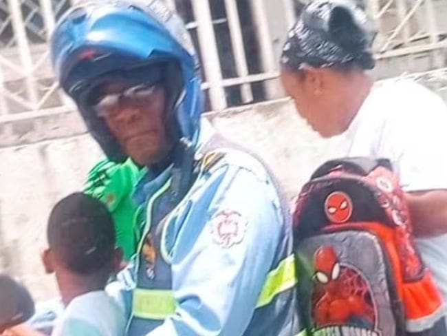 Agente de tránsito será sancionado por transportar un menor y una parrillera sin casco en Cartagena